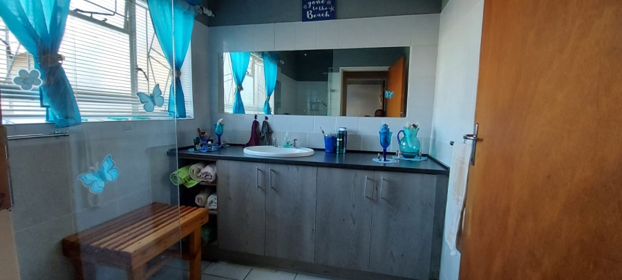 4 Bedroom Property for Sale in West Bank Western Cape